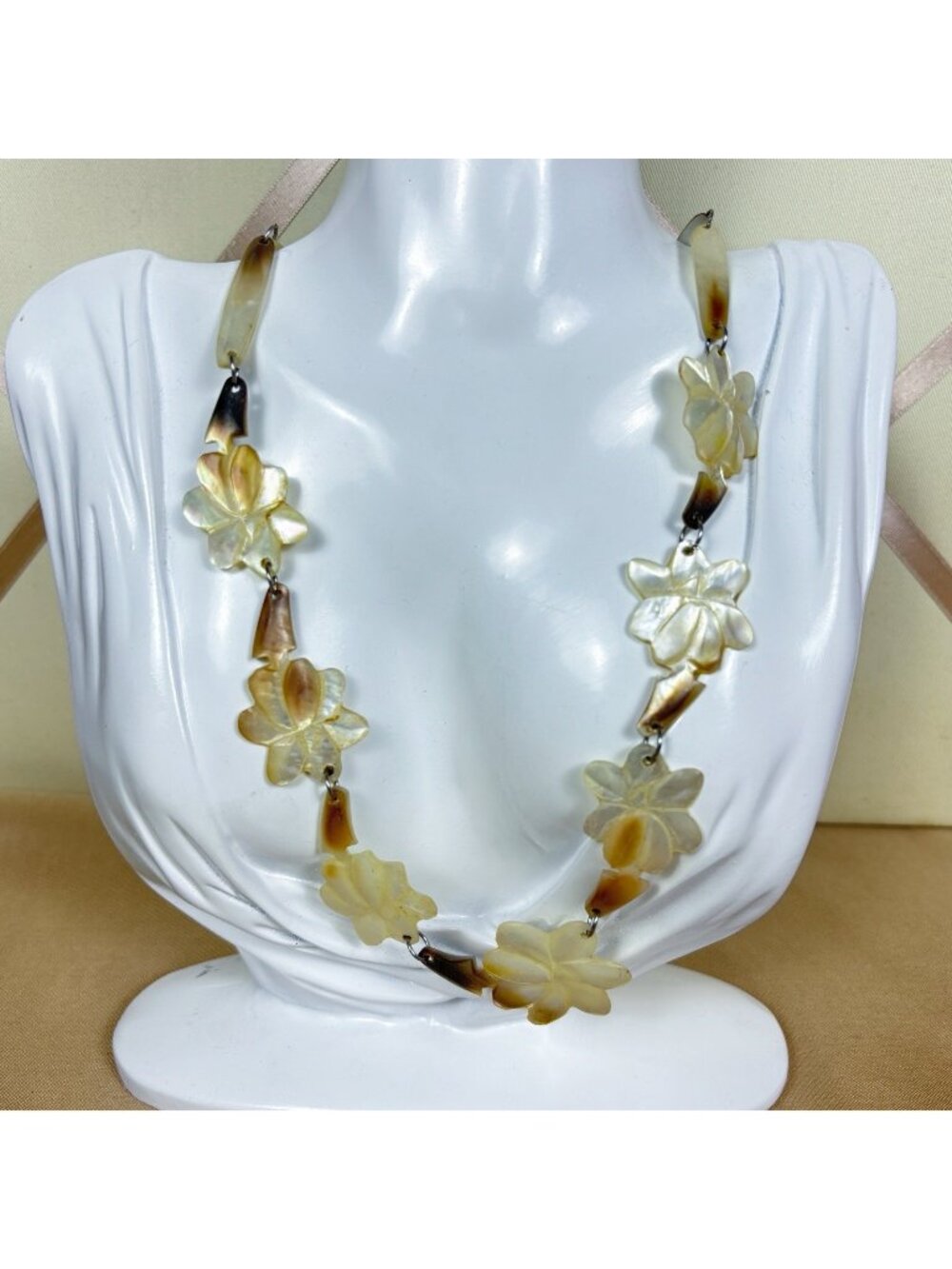 Mother of Pearl Carved Flower Seashell Necklace 22in Collar Coastal Summer B19